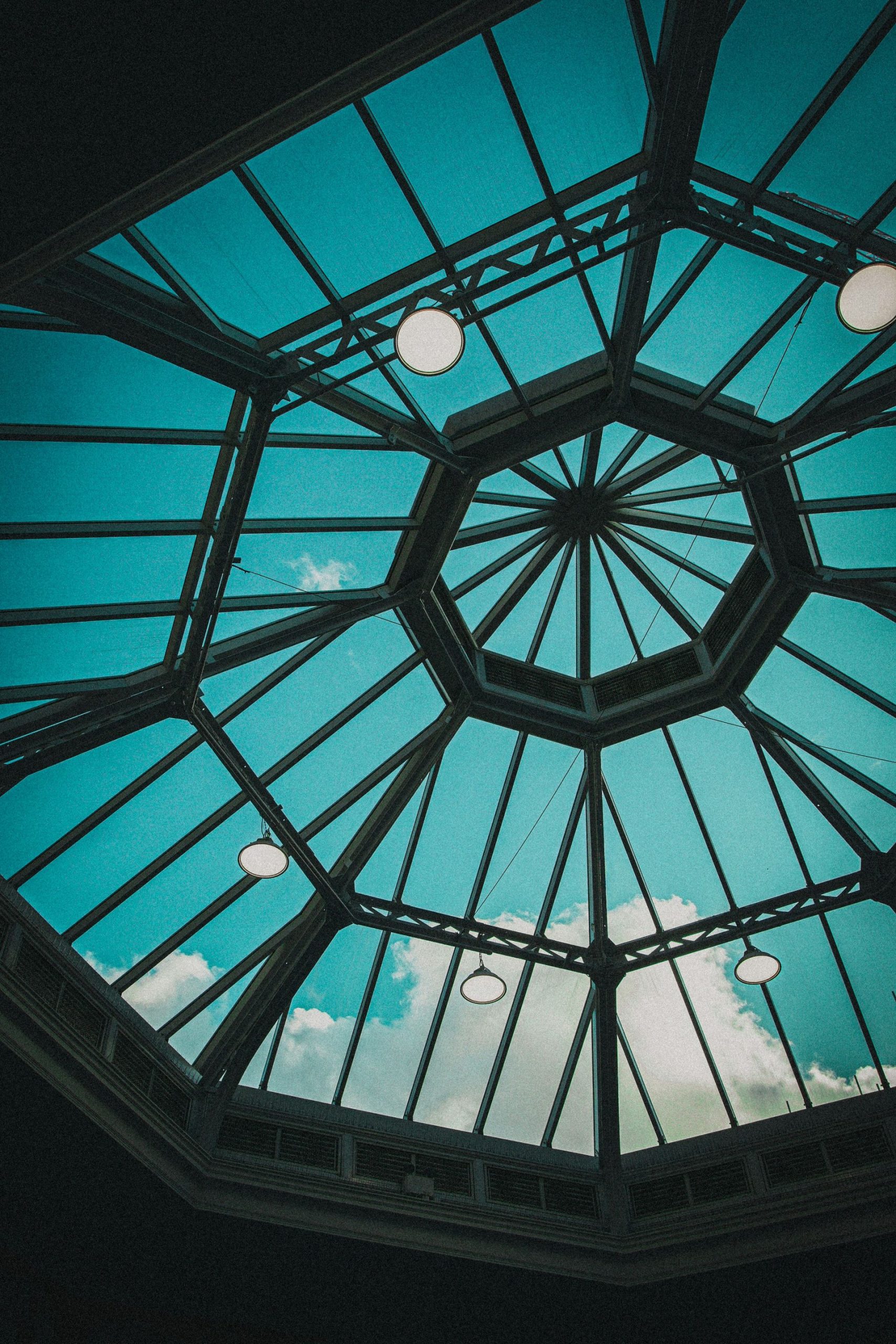 christian-lue-2n2f1ymclom-unsplash-1