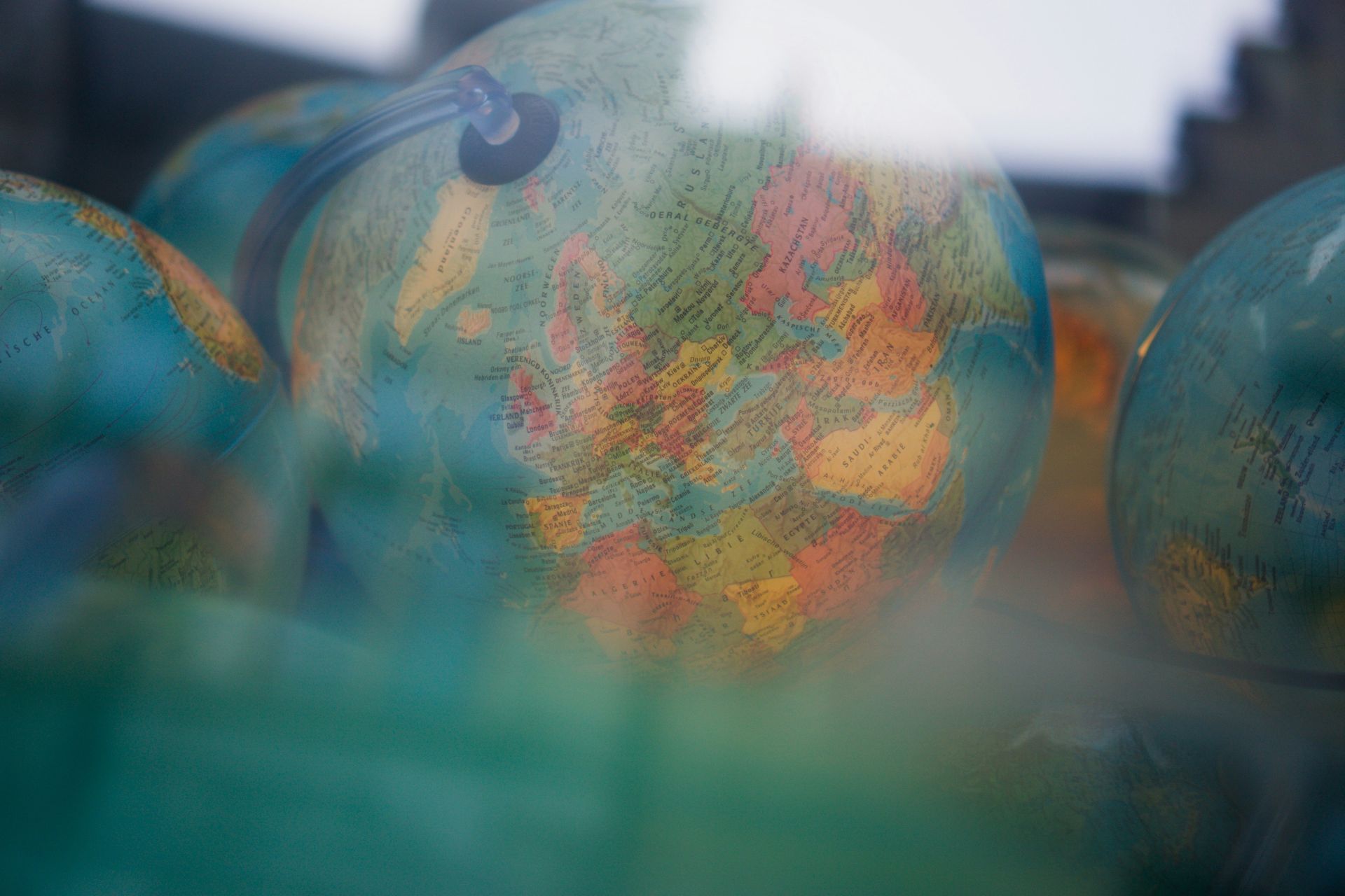 christian-lue-mjmyluozx6g-unsplash